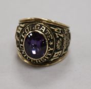 A 10K yellow gold American Fraternity ring (Colgate University), set with an oval cabochon, size