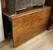 A George III mahogany drop leaf table W.117cm