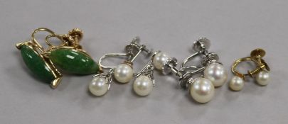 A pair of 14ct gold and jadeite earclips and three pairs of gold and cultured pearl earclips, 14ct