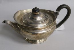 An Edwardian silver teapot of squat circular form, Sheffield 1904, makers: Atken Bros.
