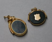 A George V 18ct gold mounted bloodstone and carnelian swivel seal, London 1922, gross weight 16.3