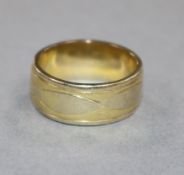 An 18ct gold band size Q, 11 grams