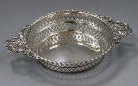 A George V pierced silver dish with ribbon handles 21.5cm