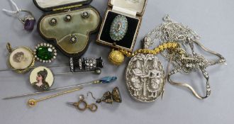 Assorted jewellery including agate stud set, Indian ring, white metal locket etc.