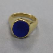 An early 20th century 18ct gold and lapis lazuli signet ring, size M.