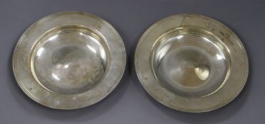 A pair of modern silver alms dishes, C.J. Vander Ltd, Sheffield, 1997, 19.7cm, 23 oz.