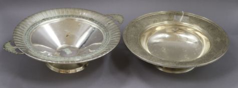 Two sterling silver fruit bowls, one with two handles, largest 31.9cm, 25.5 oz.