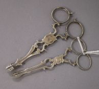 Two pairs of Georgian silver sugar nips.