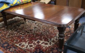 A Victorian style mahogany extending dining table extends to 212 x 112cm