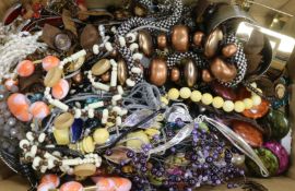 Mixed costume jewellery.