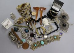 An 18ct gold, turquoise and pearl ring, a 9ct gold chain, costume jewellery and mixed collectables.