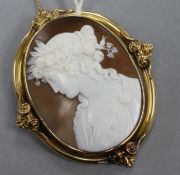 A large cameo brooch in scroll-decorated yellow metal mount with safety chain, 72mm.