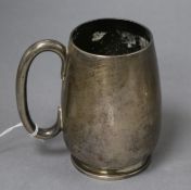 A Victorian silver mug, Walter & Jong Barnard, London, 1877, 6.5 oz.