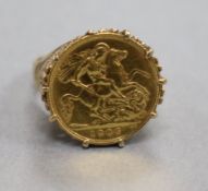 An Edward VII gold half sovereign ring, in 9ct gold mount, size S.