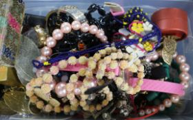 A small quantity of assorted costume jewellery.