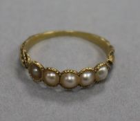 An antique yellow metal and five stone split pearl half hoop ring, size L.