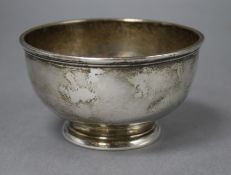 A George V silver sugar bowl, Chester, 1917, diameter 10.2cm, 5 oz.