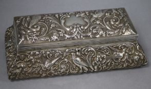 An Edwardian embossed silver jewellery casket by William Comyns, London, 1904, 27.3cm.