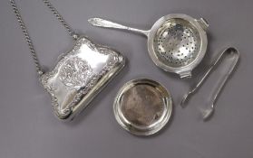 An Edwardian silver purse, Birmingham, 1904, a pair of silver sugar tongs and a silver tea