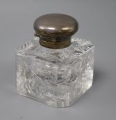 A George V silver mounted glass inkwell, Birmingham, 1919, 10.8cm.