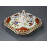 A Worcester "dragons in compartments" vegetable tureen and cover 23.5 x 23.5cm