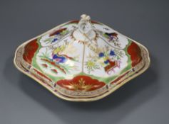 A Worcester "dragons in compartments" vegetable tureen and cover 23.5 x 23.5cm