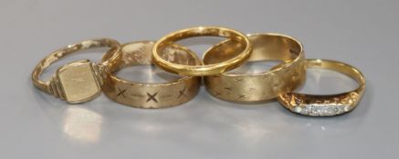 A 22ct gold wedding band, two 9ct gold wedding bands, a signet ring and a diamond ring (5)