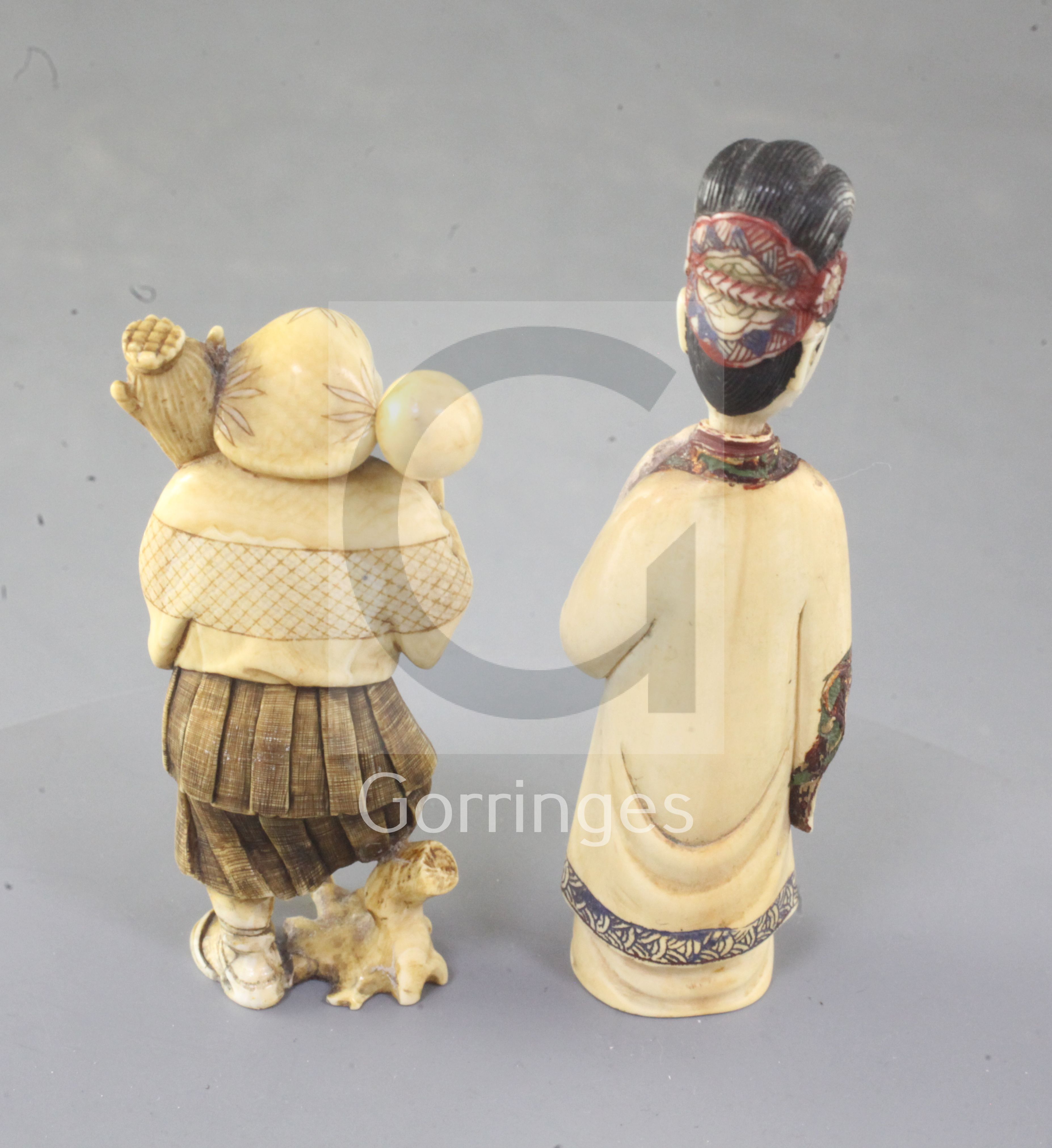 A Japanese ivory figure of a gourd seller and a Chinese ivory figural snuff bottle, late 19th/ - Bild 2 aus 3