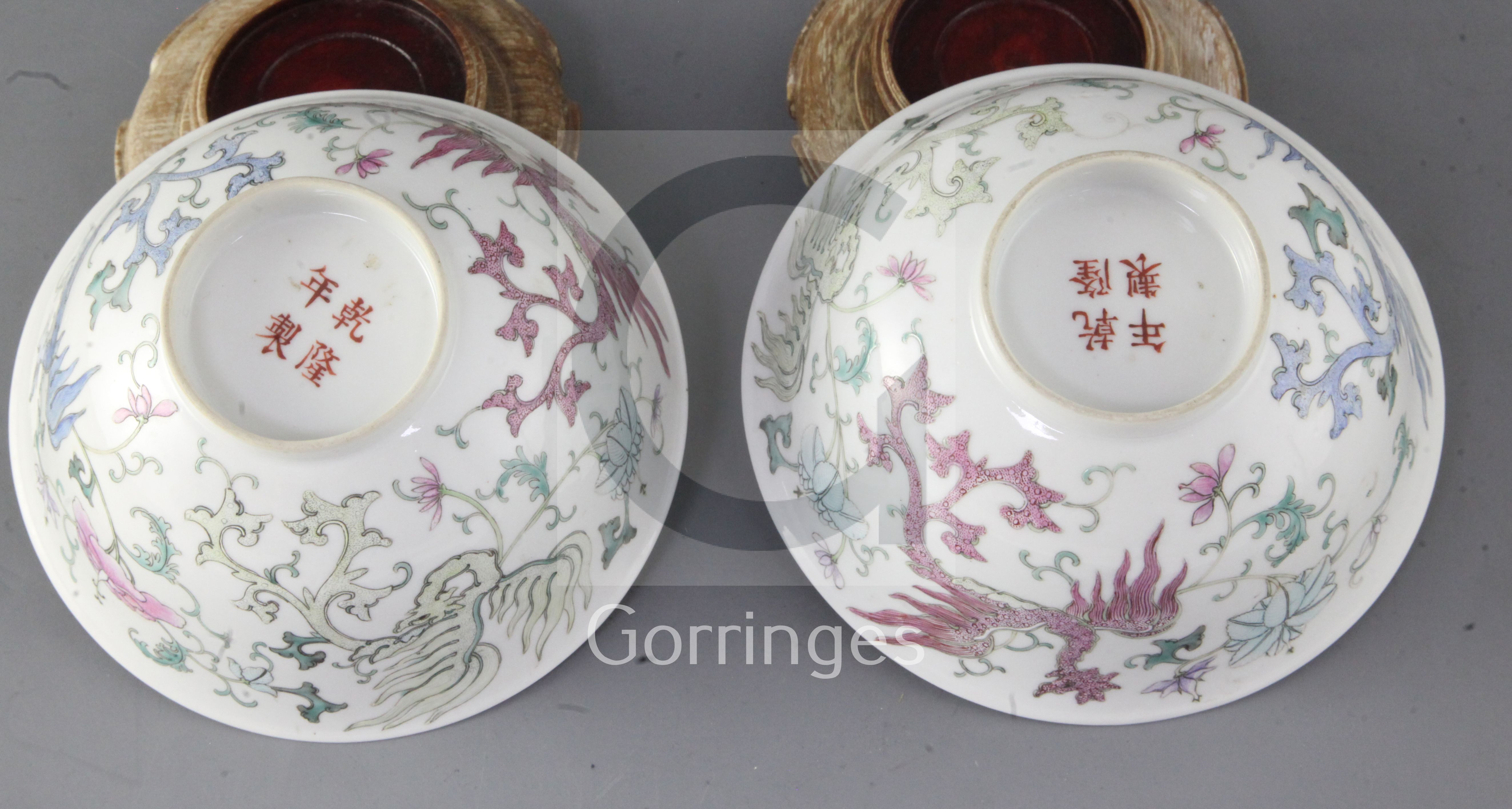 A pair of Chinese famille rose 'phoenix' bowls, Guangxu period, each finely painted with fenghuang - Bild 3 aus 3