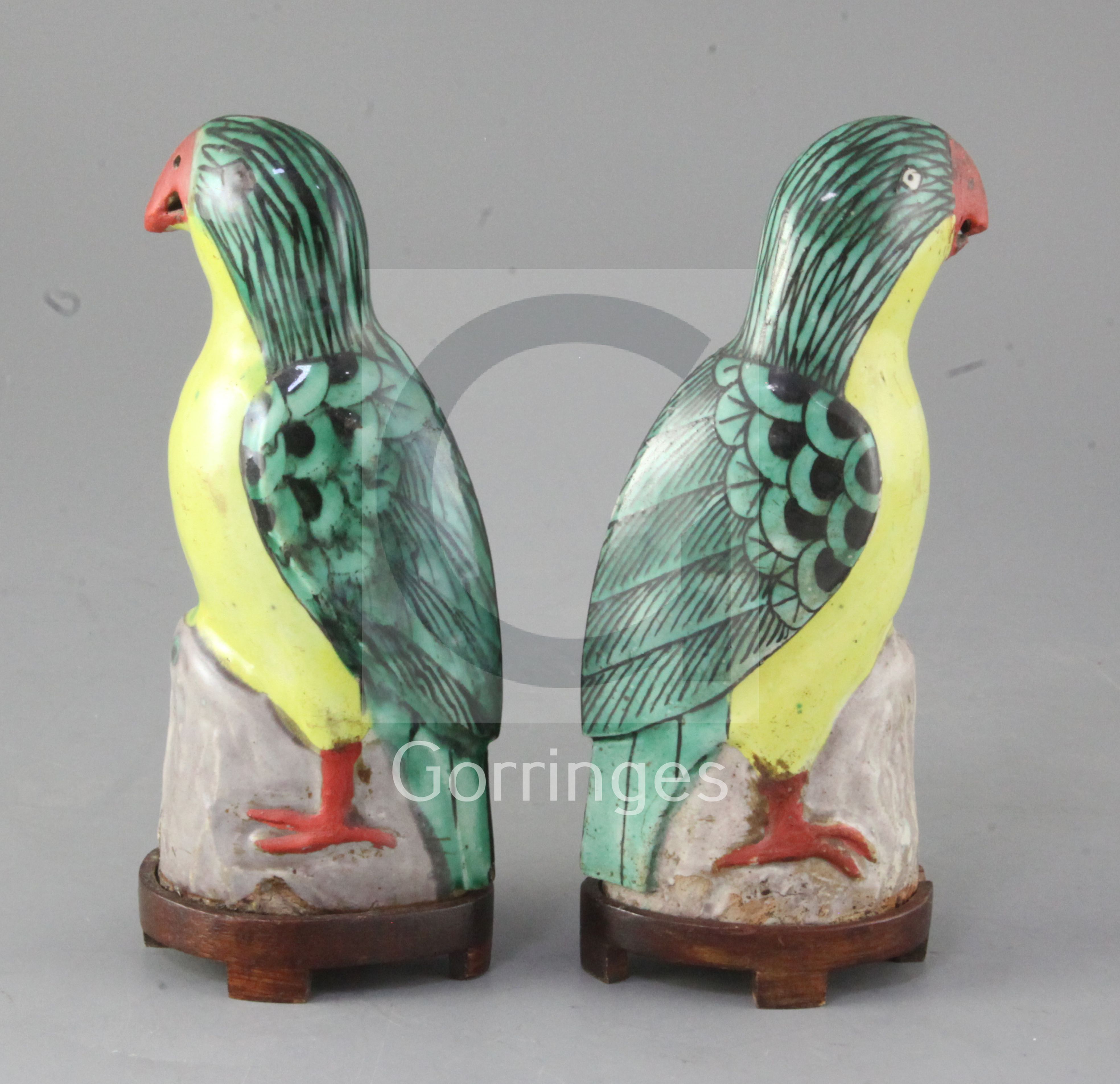 A pair of Chinese porcelain models of parrots, Qianlong/Jiaqing period, each with green and yellow - Bild 2 aus 3