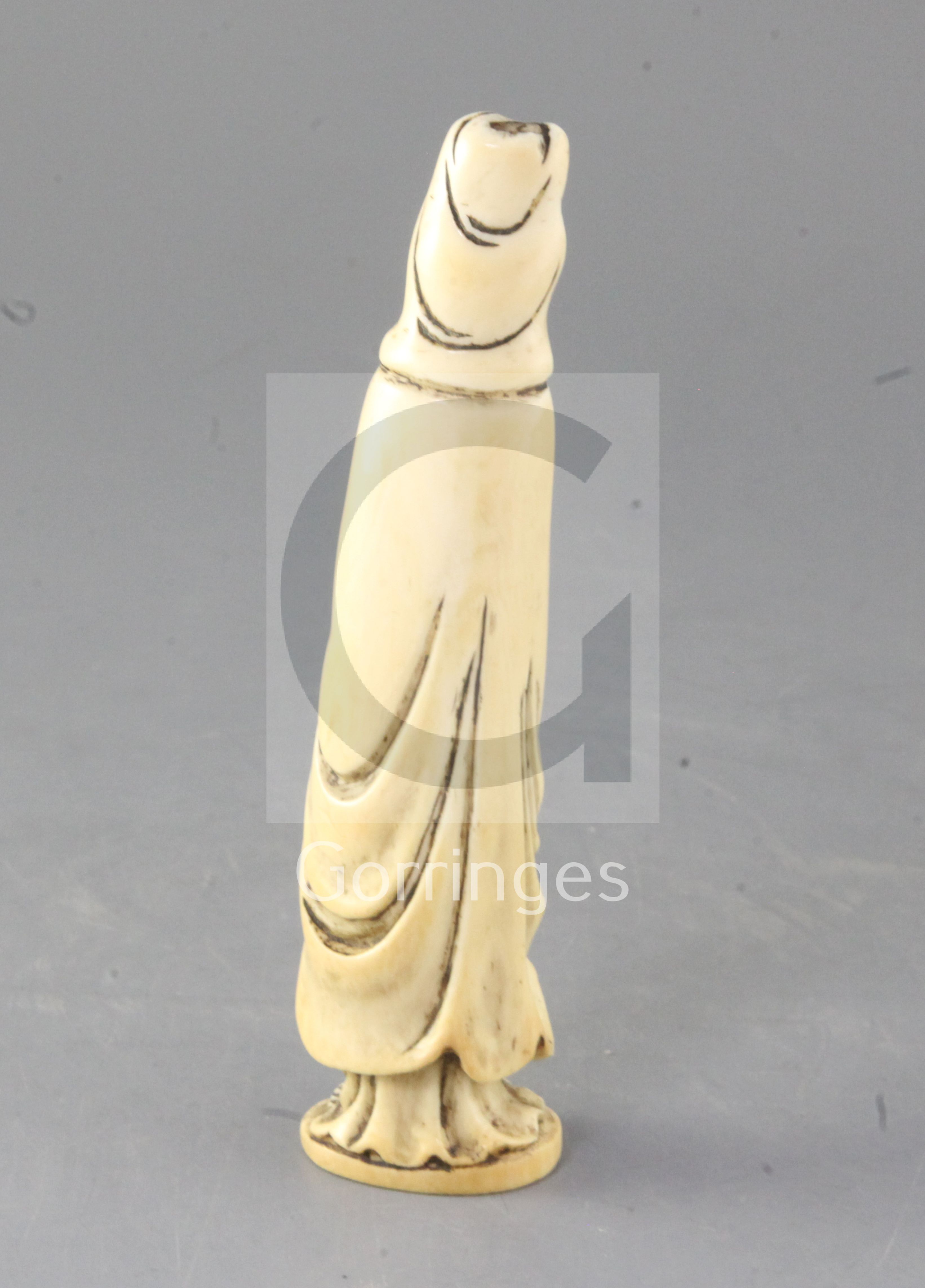 A Chinese walrus ivory figure of a Guanyin, 18th/19th century, the figure holding a ruyi sceptre - Bild 2 aus 2