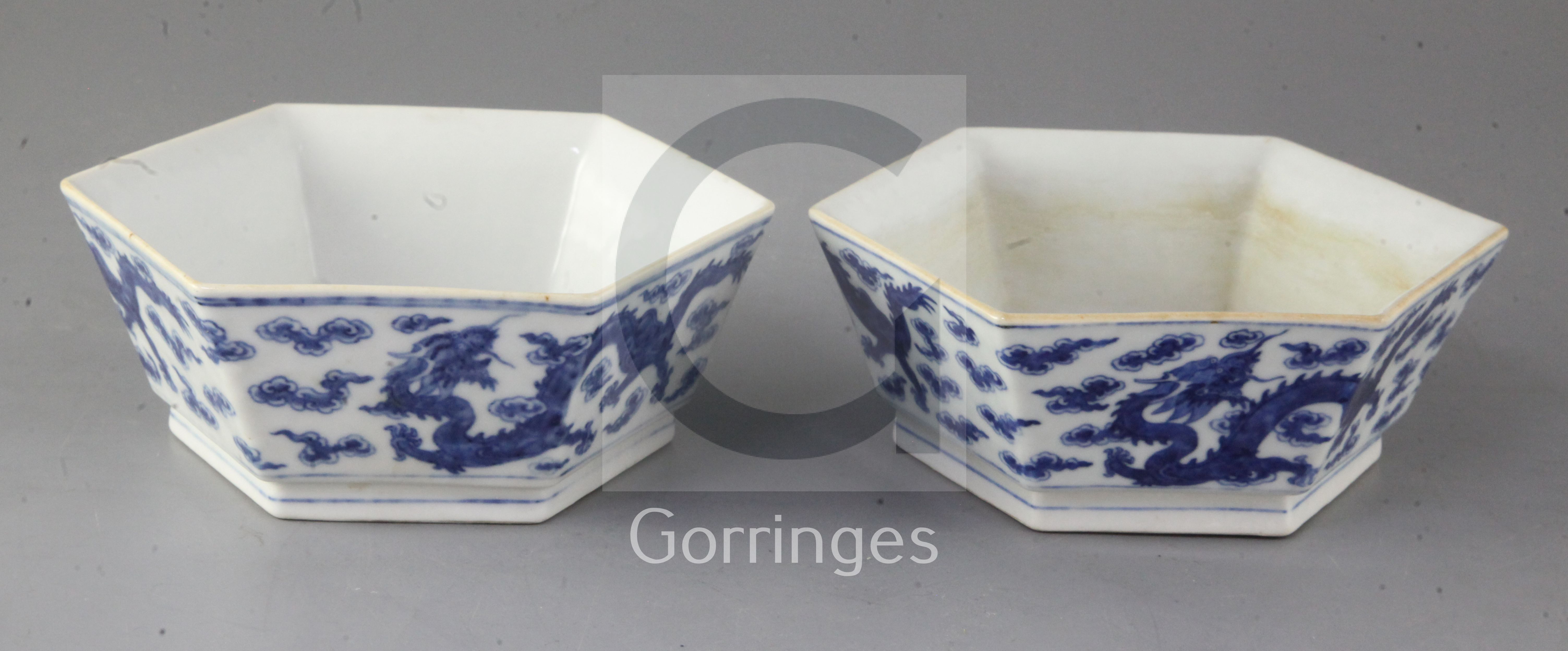 A pair of Chinese blue and white 'dragon' hexagonal bowls, early 20th century, each painted with - Bild 2 aus 3