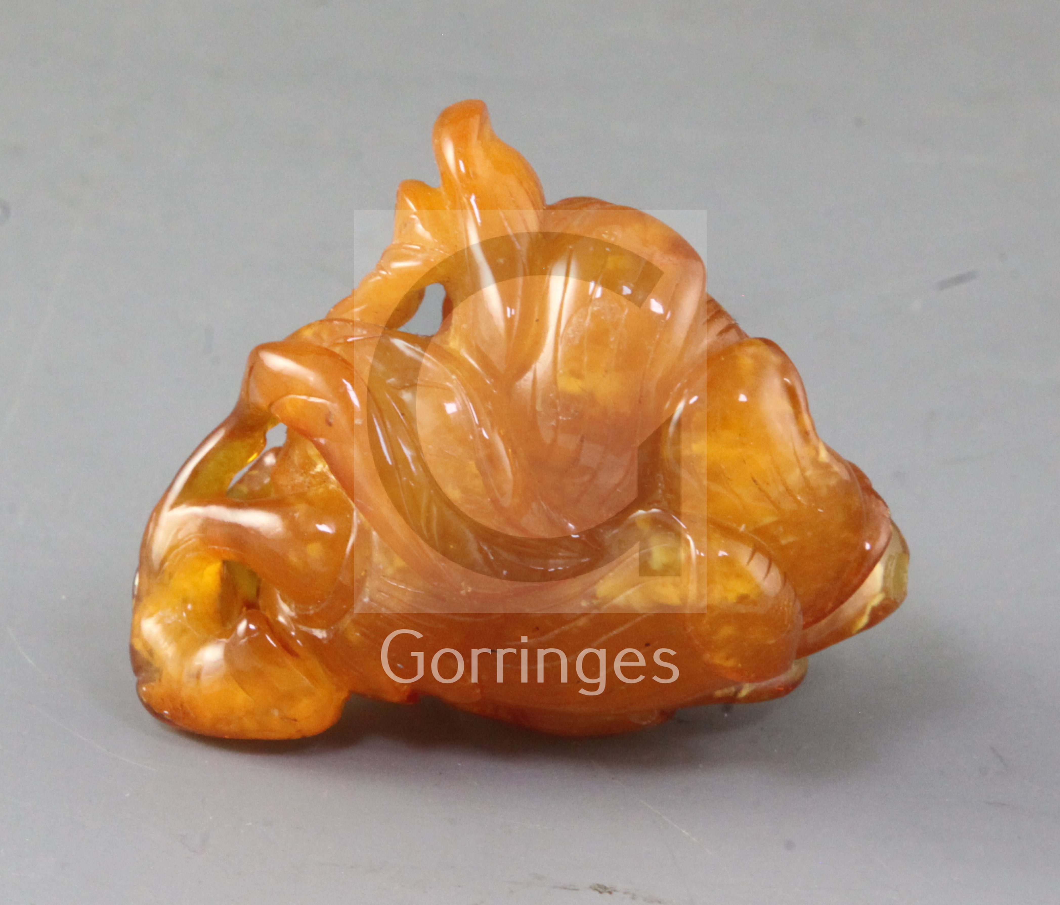 A Chinese amber 'magnolia' brushwasher, Qing dynasty, finely carved as a magnolia flower, buds and - Bild 2 aus 2