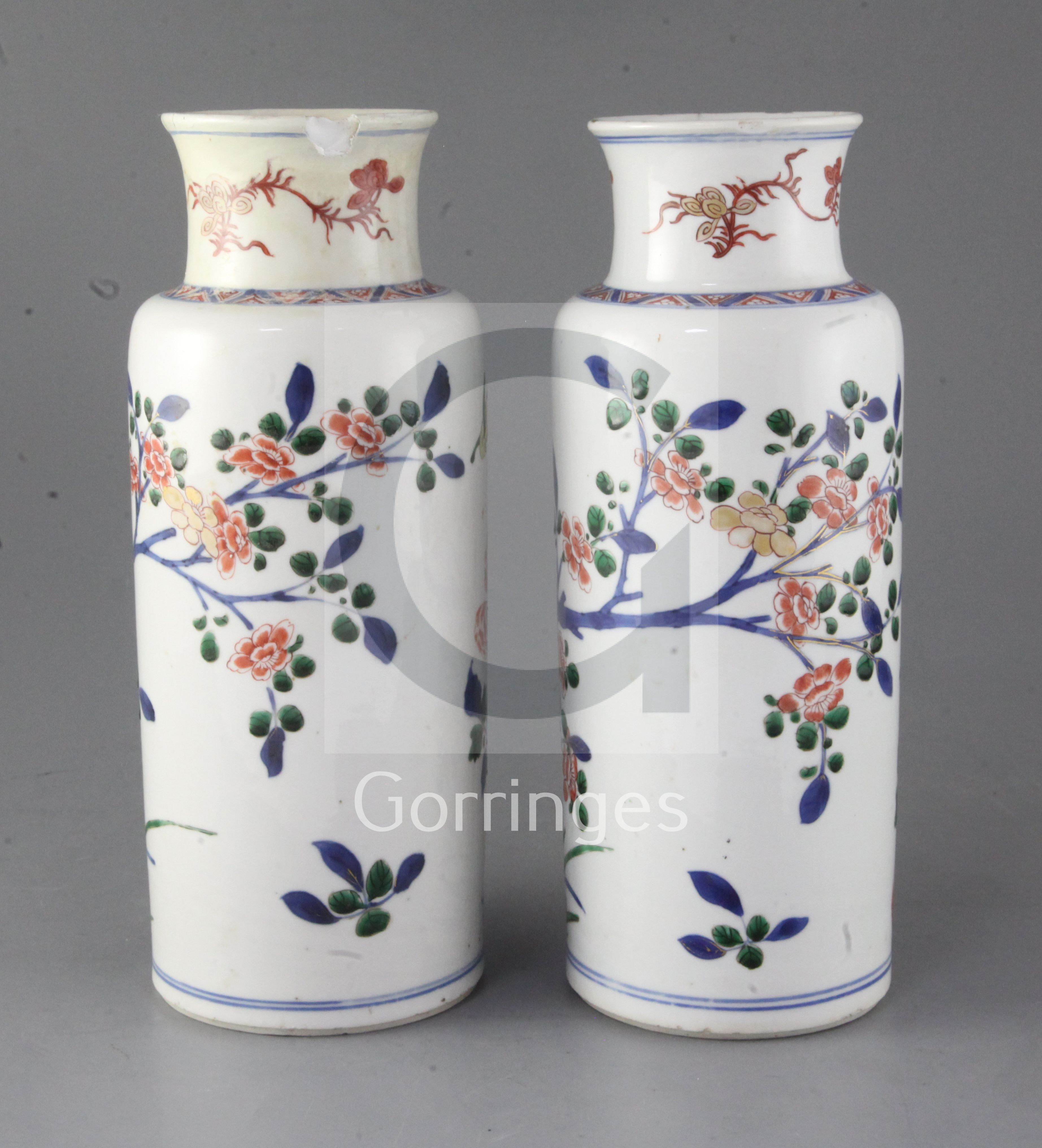 A pair of Chinese wucai cylindrical vases, Kangxi period, late 17th century, each painted with birds - Bild 2 aus 3