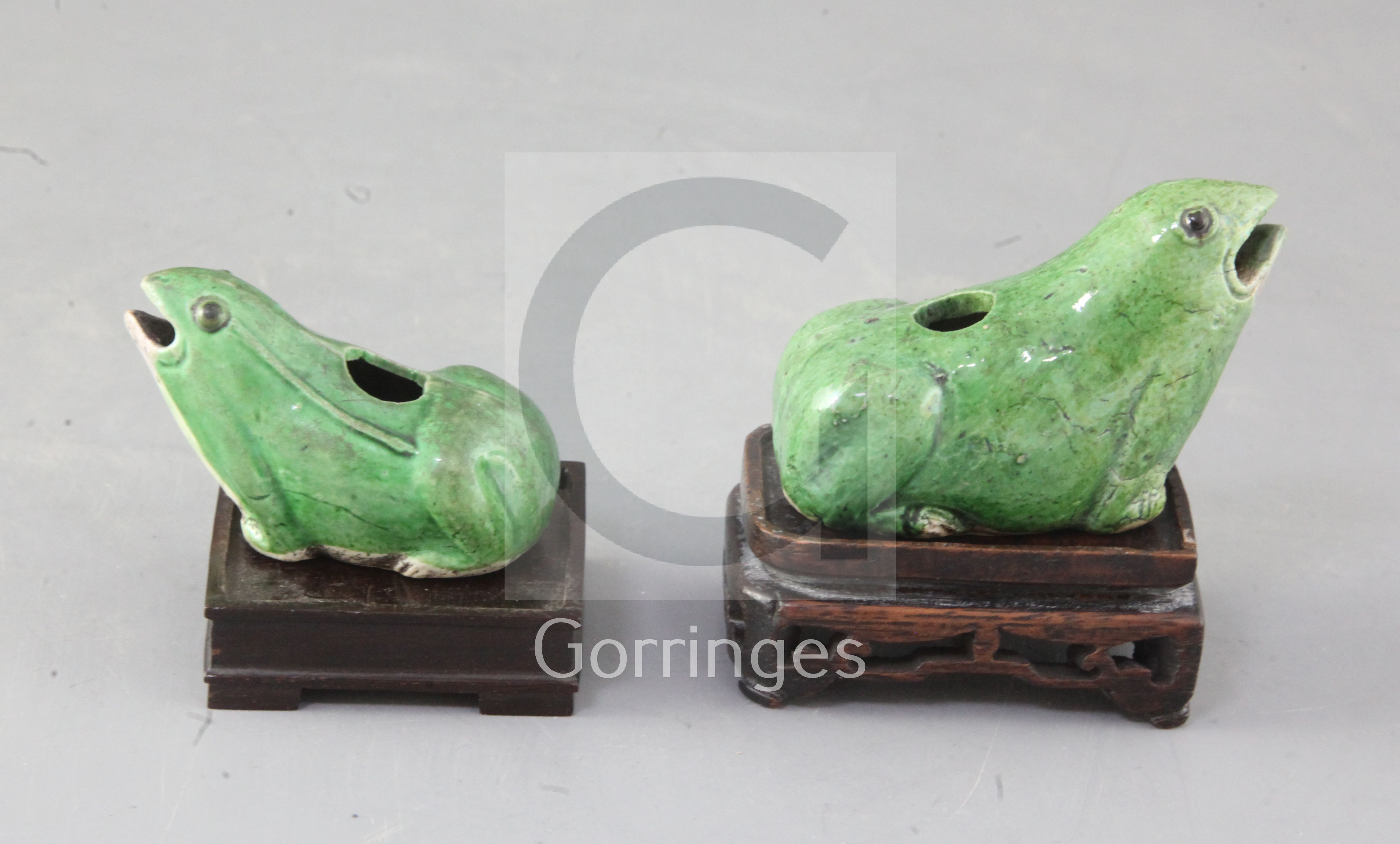 A pair of Chinese green glazed biscuit 'frog' water droppers, 18th century, each bearing Frank - Bild 2 aus 3