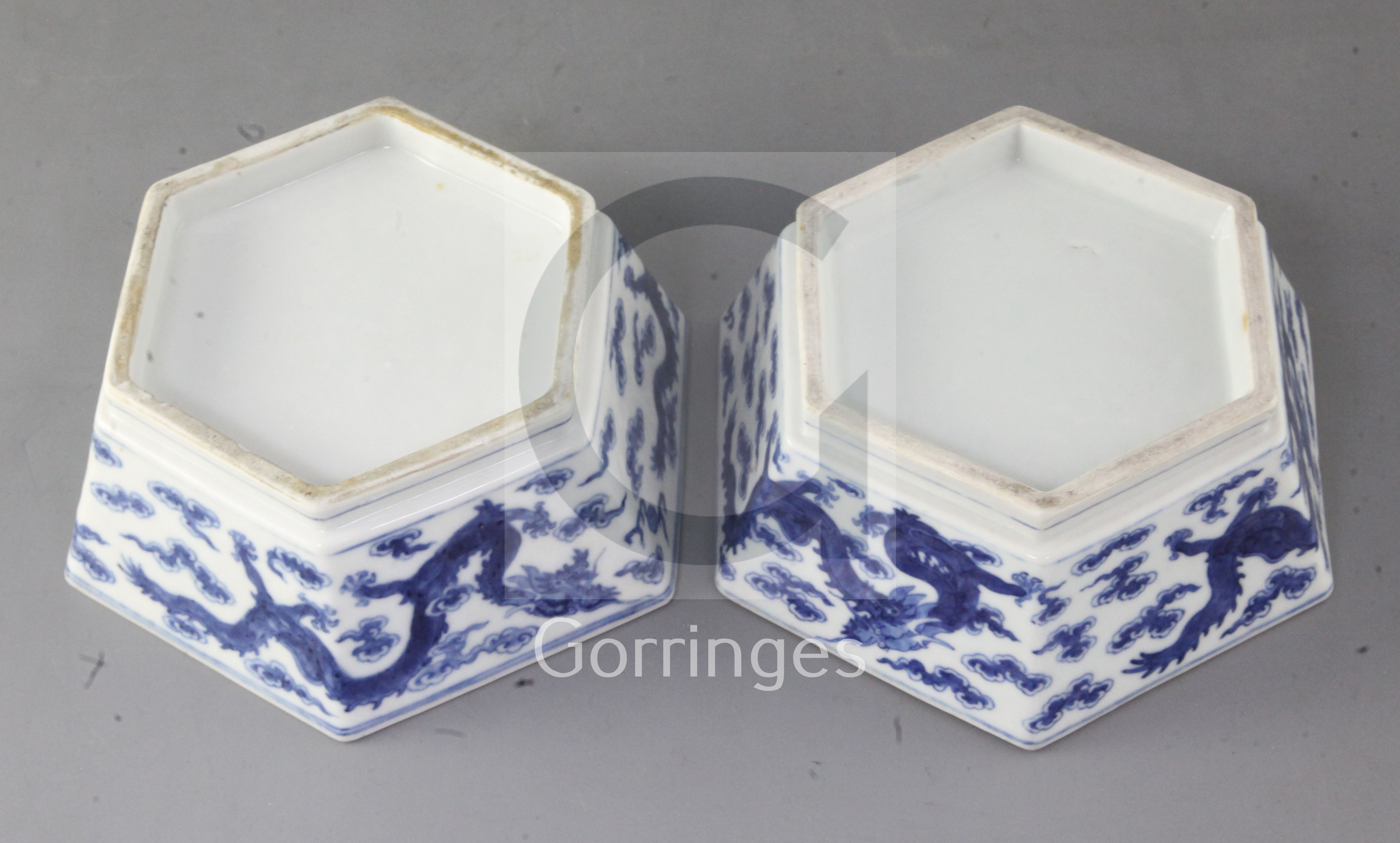 A pair of Chinese blue and white 'dragon' hexagonal bowls, early 20th century, each painted with - Bild 3 aus 3
