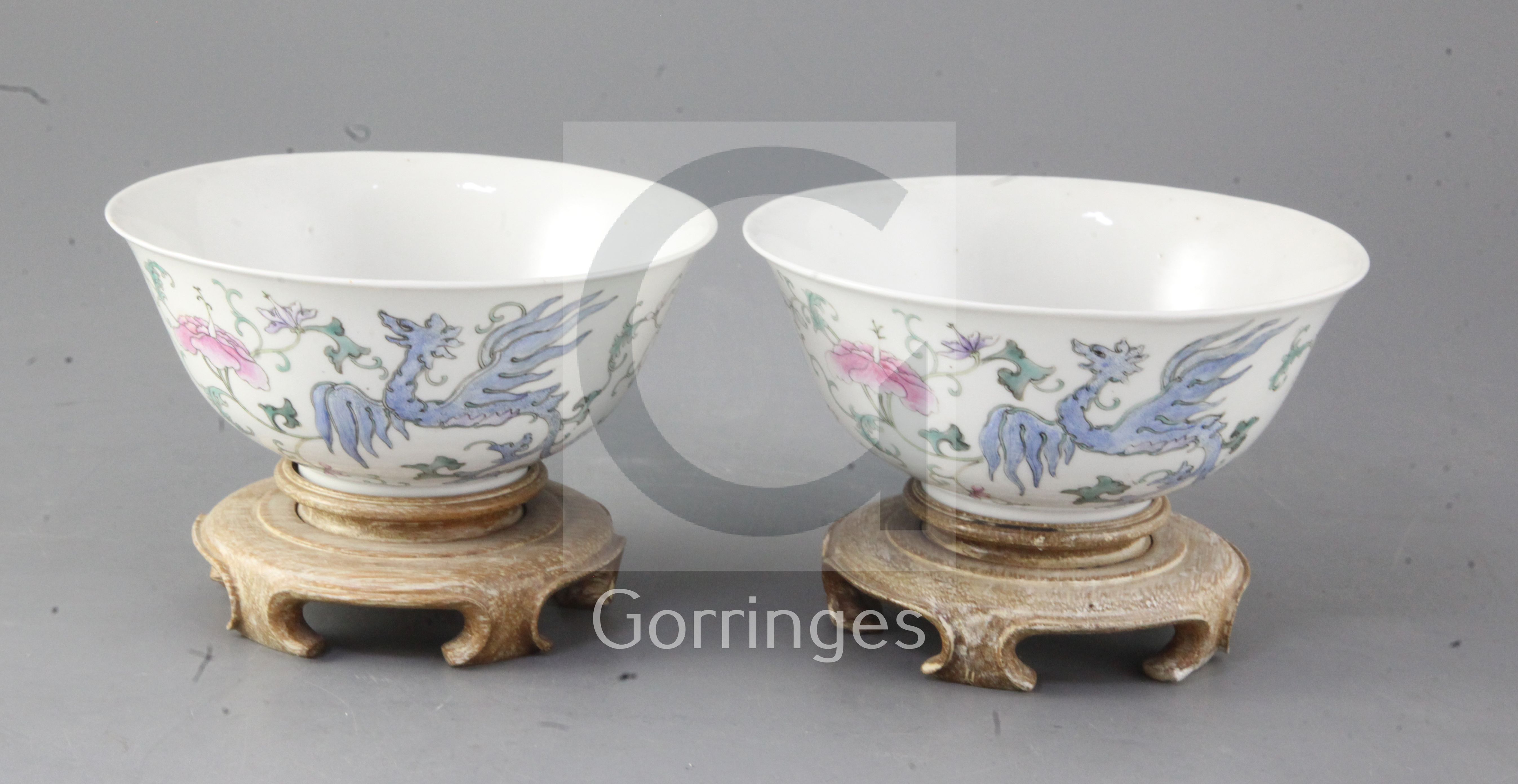 A pair of Chinese famille rose 'phoenix' bowls, Guangxu period, each finely painted with fenghuang - Bild 2 aus 3