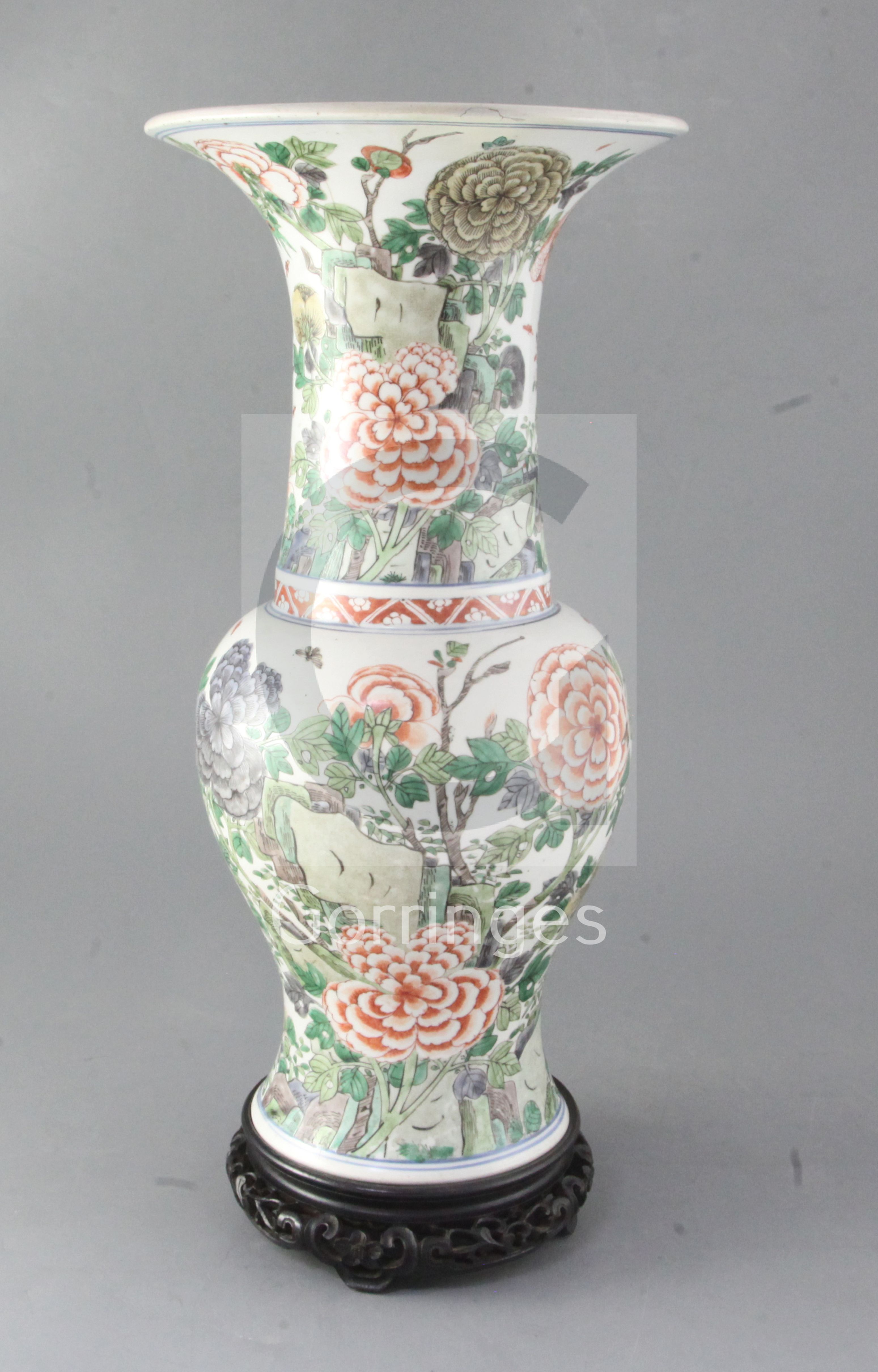 A Chinese famille verte baluster vase, Kangxi period painted with phoenixes and qilin amid - Bild 2 aus 3