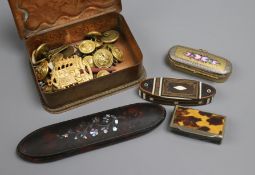 A small quantity of Regimental badges and four small boxes, including a late Georgian bone,
