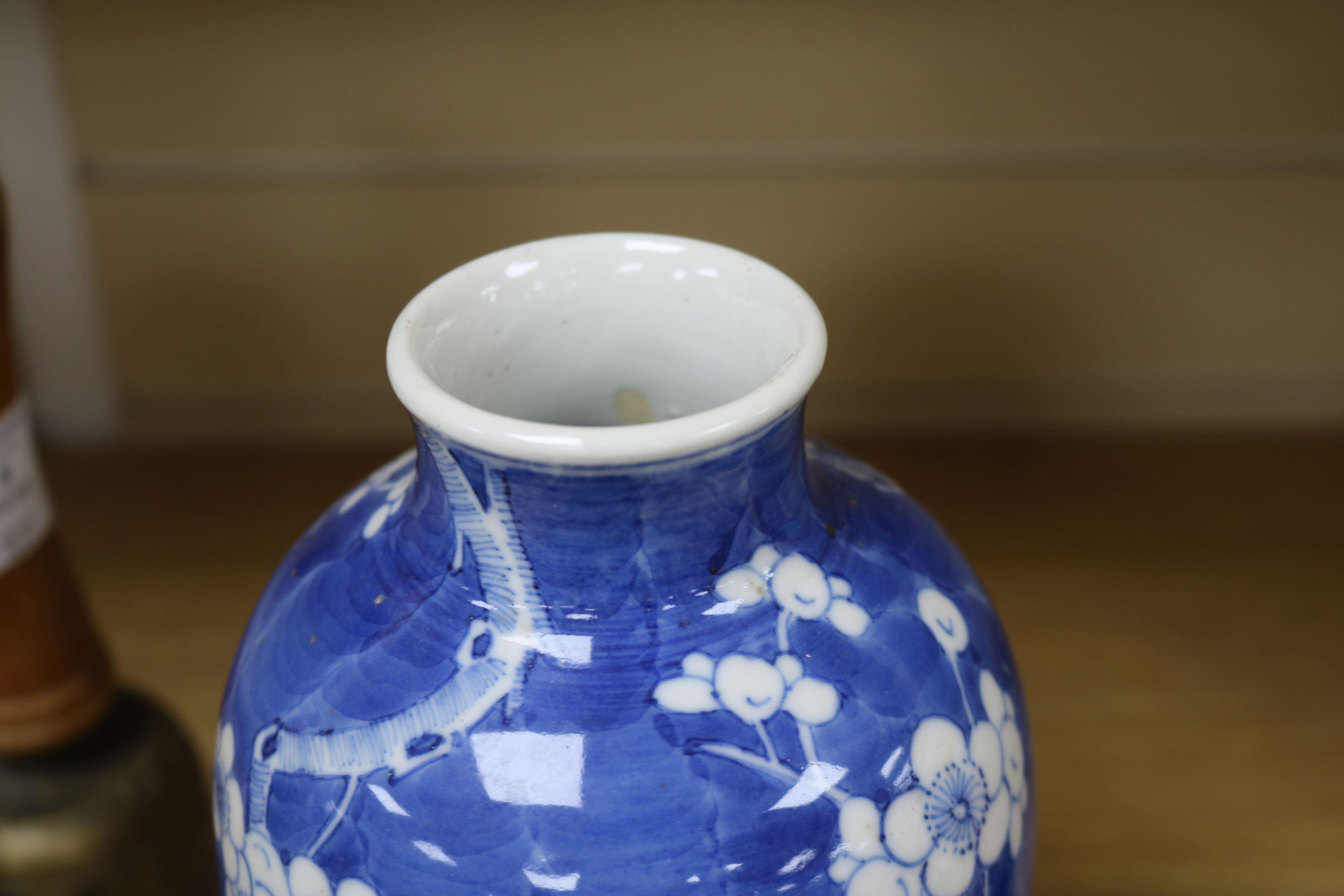 A pair of Chinese blue and white vases and covers, late 19th century height 31cm - Image 4 of 13