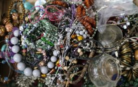 A mixed group of assorted costume jewellery.