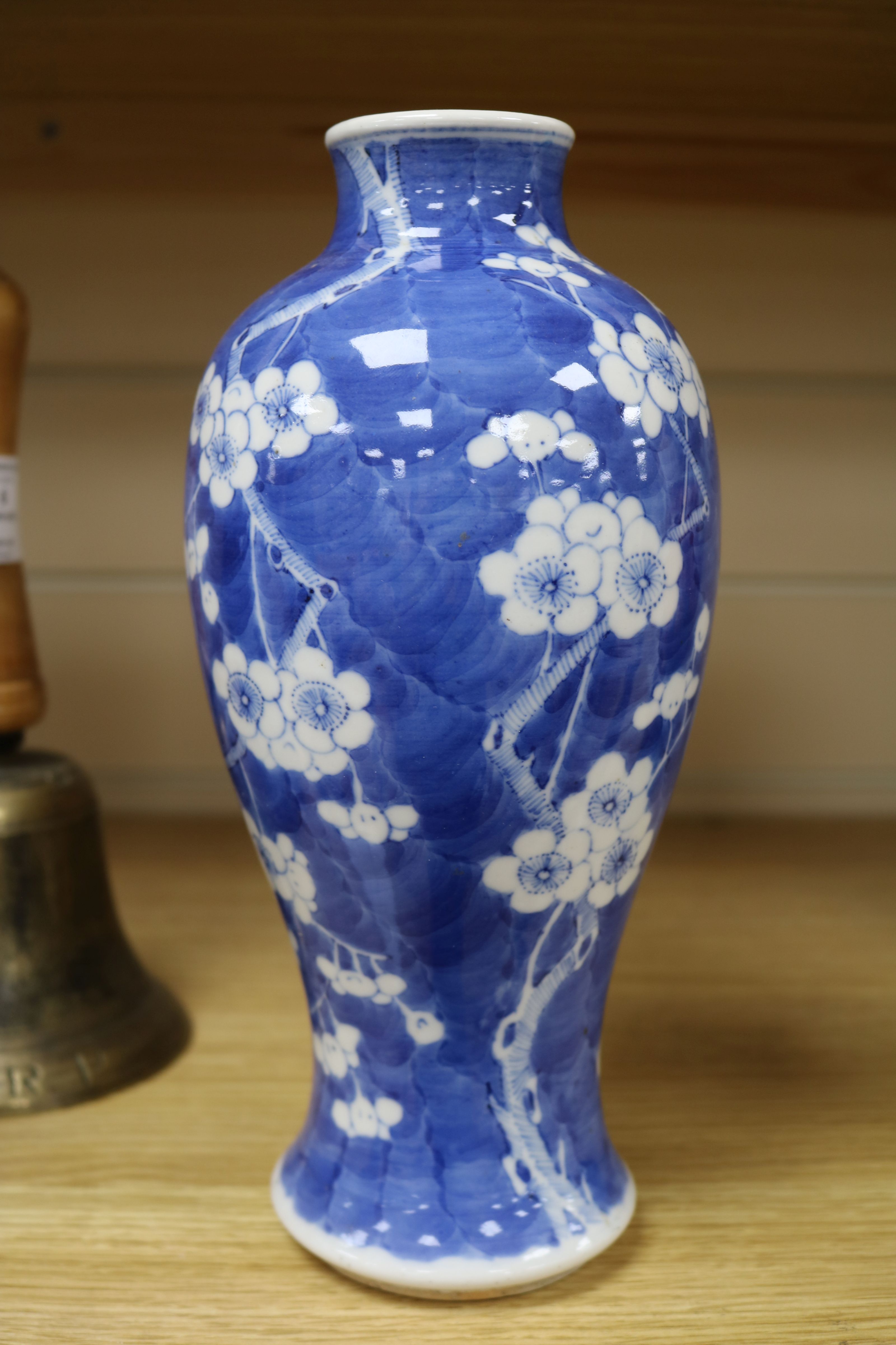 A pair of Chinese blue and white vases and covers, late 19th century height 31cm - Image 6 of 13