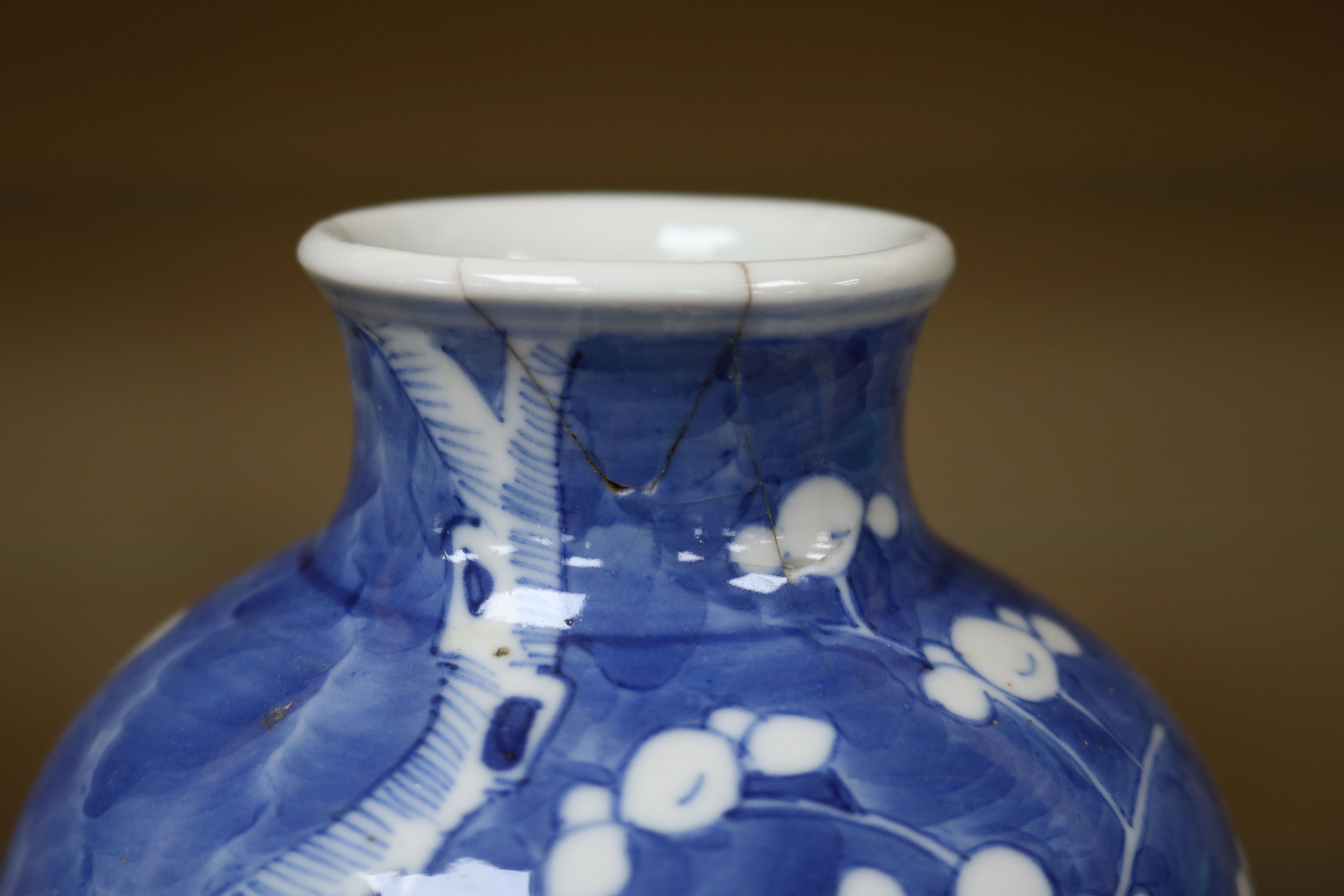 A pair of Chinese blue and white vases and covers, late 19th century height 31cm - Image 12 of 13