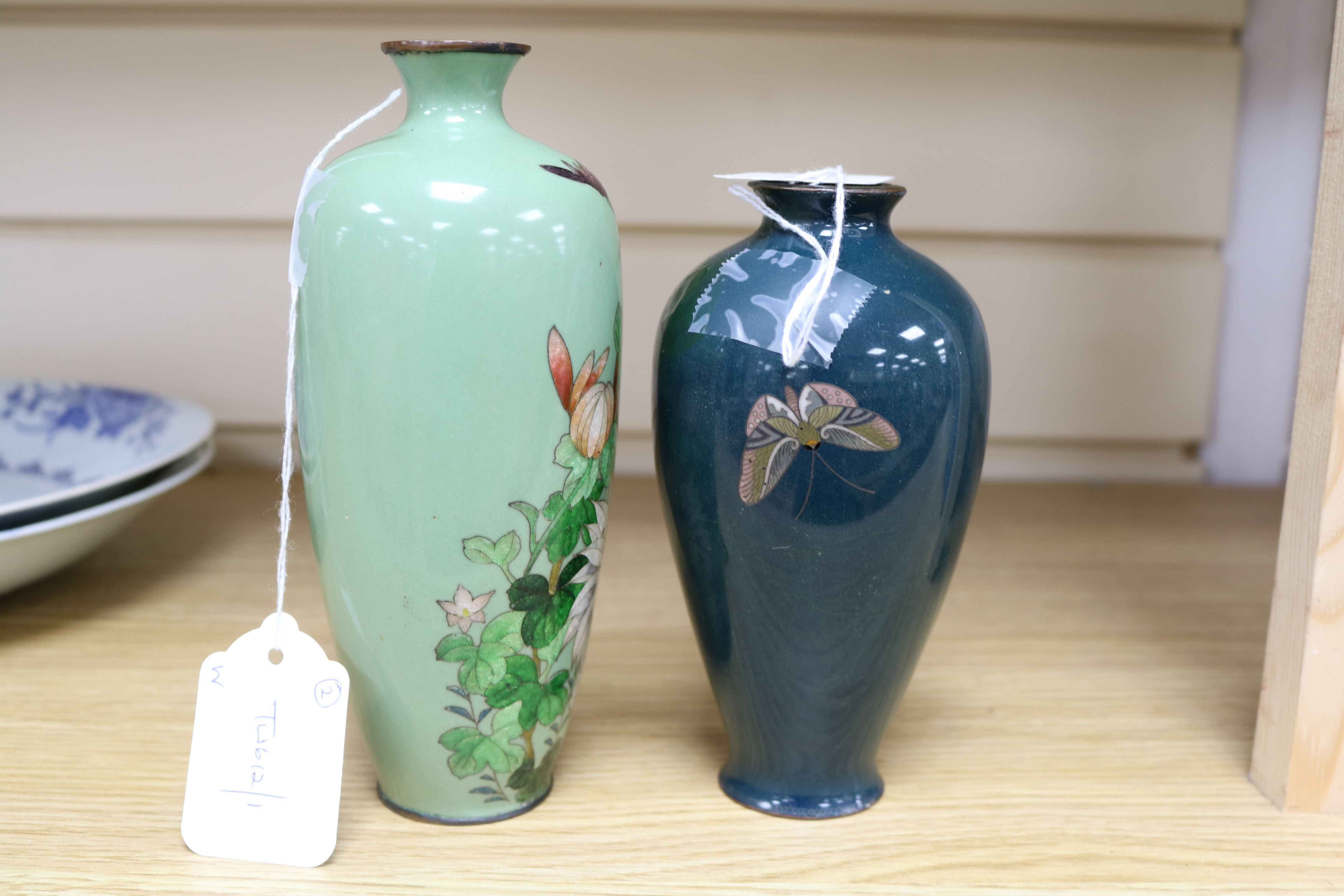 A Japanese Ginbari enamelled vase decorated with a cockerel on a green ground and a smaller vase - Image 5 of 7