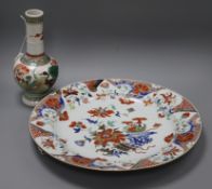 A Chinese Imari pattern large charger and a famille verte bottle vase, of long ring-necked form