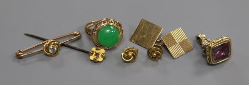 A 10K gold and jade cabochon ring, a pinchbeck and amethyst fob seal and sundries, including a