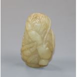 A Chinese carved hardstone snuff bottle 5.5cm