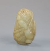 A Chinese carved hardstone snuff bottle 5.5cm