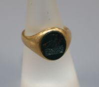 An early 20th century 18ct gold and bloodstone signet ring, size J.