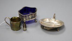 A George III small silver gilt cup and four other items, the cup marked to base London 1789 (?),